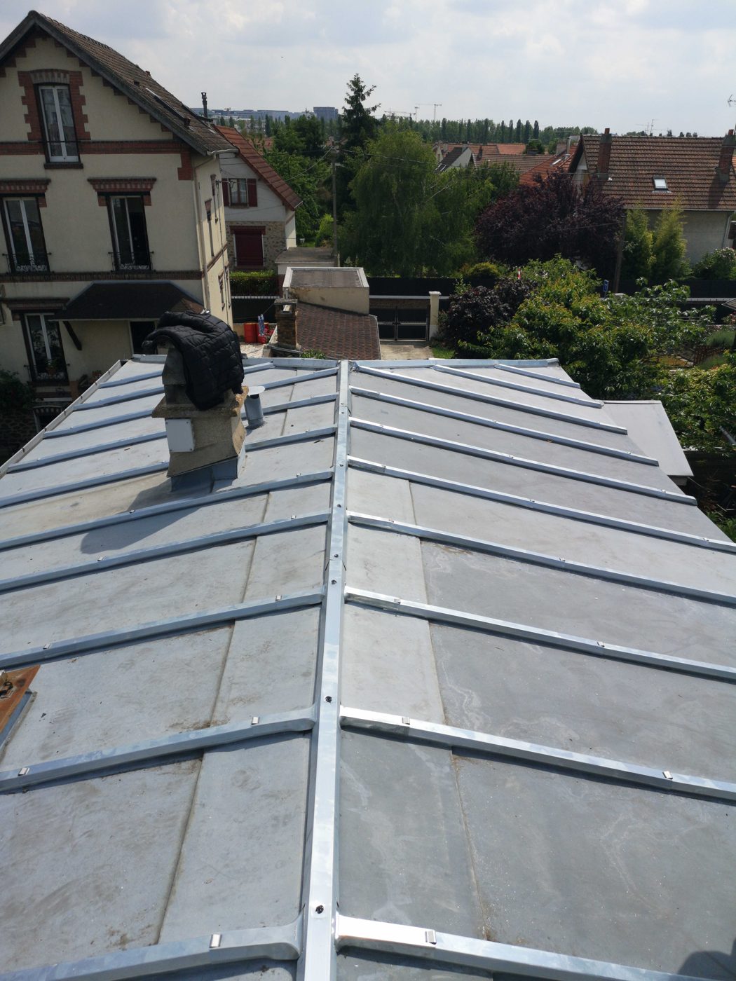 Zinguerie, gouttières et pose de Velux sur toiture zinc dans le 77